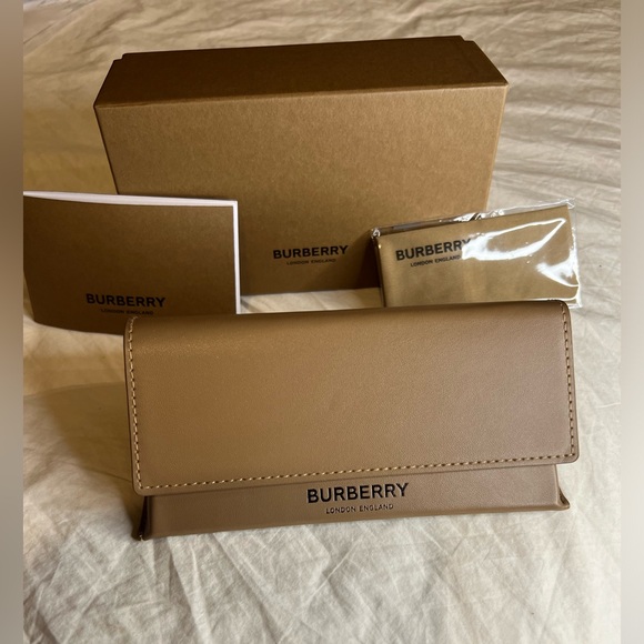 Burberry Authentic Black Sunglasses NWT All Inclusion - Picture 10 of 12